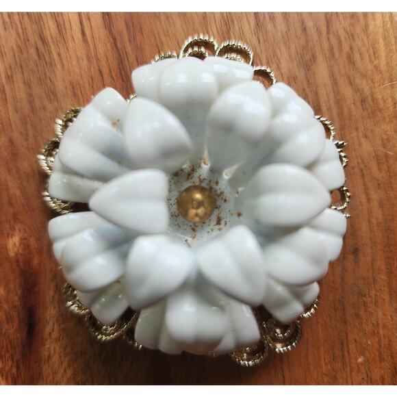 Vintage Sarah Coventry White Enamel & Filigree Flower Brooch Clip Earrings Set - Picture 2 of 6